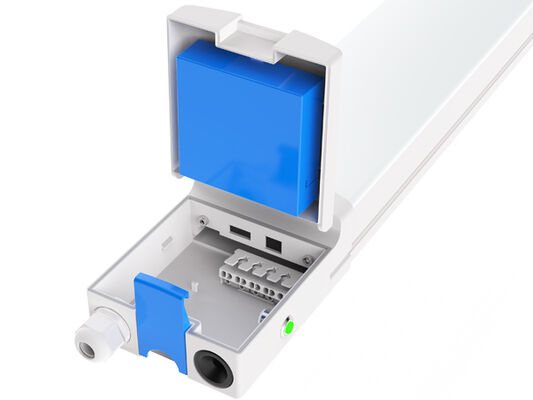 โคมไฟ LED กันความชื้น ดีไซน์ติดตั้งง่าย ให้ประสิทธิภาพสูงถึง 160 LPW พร้อมเซ็นเซอร์ตรวจจับความเคลื่อนไหว และระบบไฟฉุกเฉิน เหมาะสำหรับคลังสินค้าและงานให้แสงสว่าง