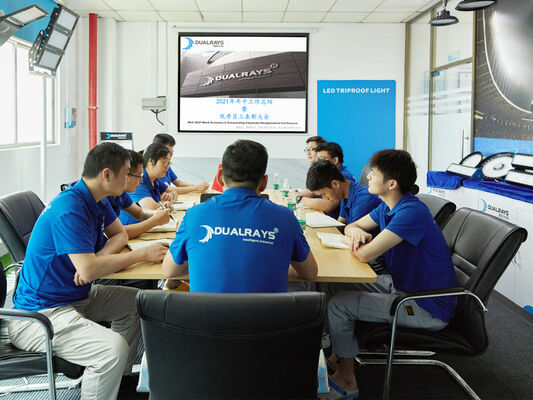 โคมไฟ LED กันความชื้น D4 160LPW พร้อมระบบไฟฉุกเฉิน Ready 4 Emergency 4W@3HRS แบบ Plug and Play ดูแลรักษาง่าย เหมาะสำหรับลานจอดรถและไฟส่องสว่าง