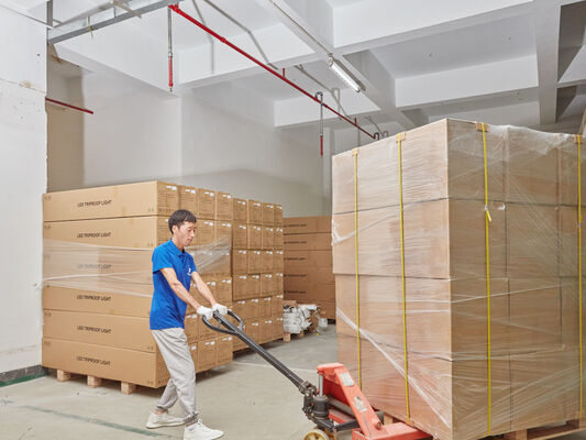 D4 LED โคมไฟกันความชื้น ด้วยพลังงาน DIP สูงสุด 160 LPW / 3CCT / 3 เปลี่ยนระยะ 1SKU = 12SKU มิตรภาพสําหรับการแก้ไขที่เหมาะสมสําหรับการใช้งานมากมาย เช่น ที่จอดรถโรงงาน